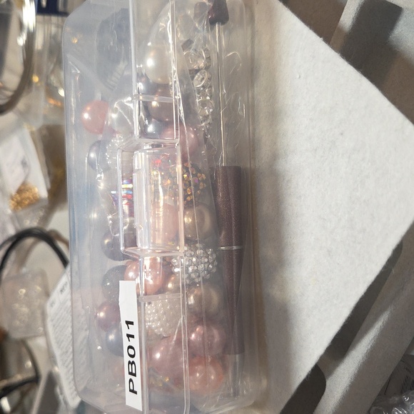 98pc Pen Making Kit. 5pcs Beadable Pens, 48pcs Multicolor Bubblegum, Storage Box - Picture 3 of 3